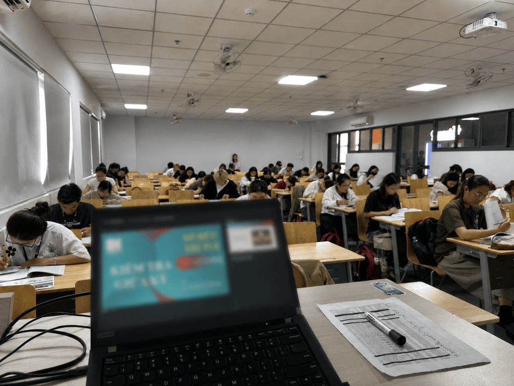 Sinh viên trong một giờ kiểm tra tại lớp học, nhìn từ bàn của giảng viên.